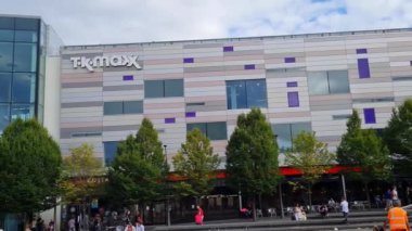 Luton Merkezi ve Alışveriş Merkezi Luton Kasabası 'nda Luton Kasabası' nda İnsanlarla Yavaş Sinema, Birleşik Krallık 'ın çok kültürlü ve karışık bir şehridir..