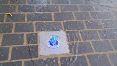 Luton Şehir Merkezi 'ndeki Çeşmelerin Düşük Açı Görüntüsü. İnsanlar Alışveriş Keyifli Olmak İçin Dolaşıyor. Luton Alışveriş Merkezi, tren istasyonuna yakın bir yerde. Görüntü 30-08-2022 'de kaydedildi