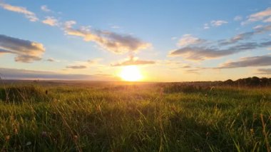 Günbatımında İHA 'nın Açık Arazi' deki Uçuşu.