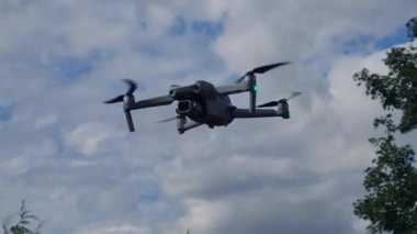 İngiliz kırsalında havada uçan insansız hava aracı