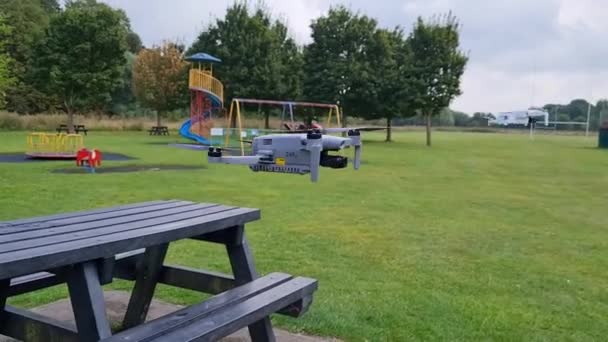 Drone Που Φέρουν Στον Αέρα Στο British Countryside — Αρχείο Βίντεο
