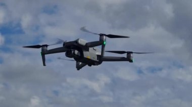 İngiliz kırsalında havada uçan insansız hava aracı