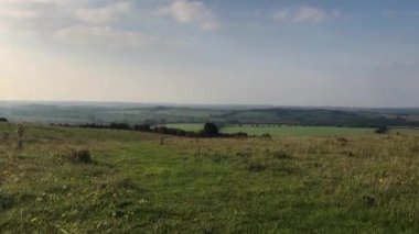 İngiliz kırsalında havada uçan insansız hava aracı