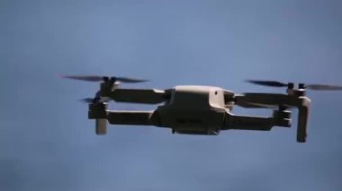 İngiliz kırsalında havada uçan insansız hava aracı