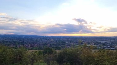 İngiliz kırsalında havada uçan dronlar.