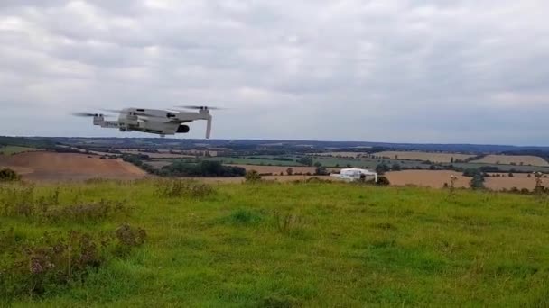 Ngiliz Kırsalında Havada Uçan Dronlar — Stok video