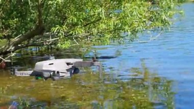 İngiliz kırsalında havada uçan dronlar.