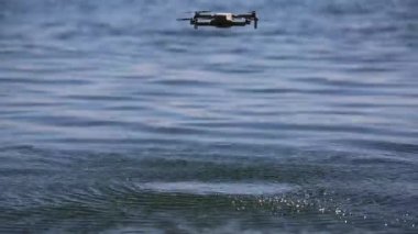 İngiliz kırsalında havada uçan dronlar.