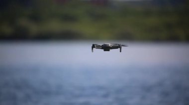 İngiliz kırsalında havada uçan dronlar.