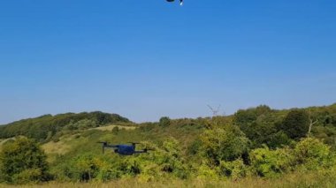 İngiliz kırsalında havada uçan dronlar.