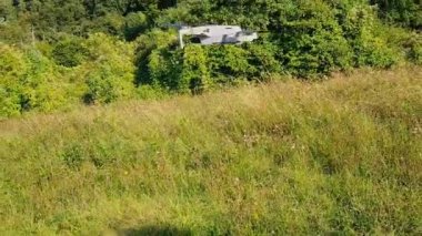 İngiliz kırsalında havada uçan dronlar.