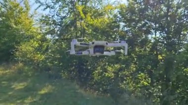 İngiliz kırsalında havada uçan dronlar.