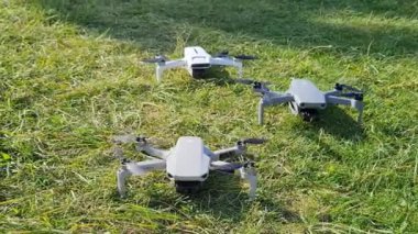 İngiliz kırsalında havada uçan dronlar.