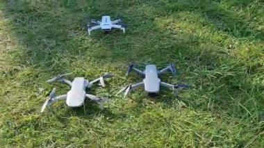 İngiliz kırsalında havada uçan dronlar.