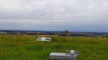 İngiliz kırsalında havada uçan dronlar.