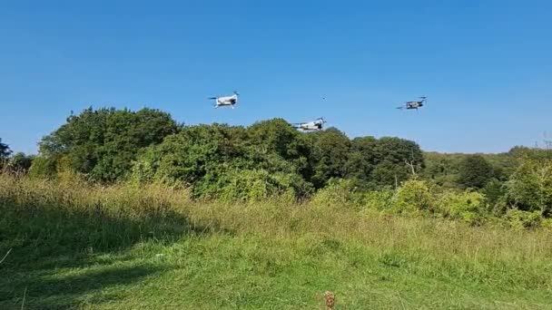 Drones Volando Aire British Countryside — Vídeos de Stock