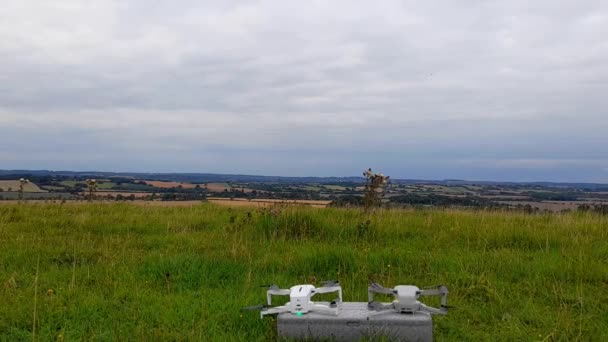 Repülő Drónok Levegőben Brit Vidéken — Stock videók