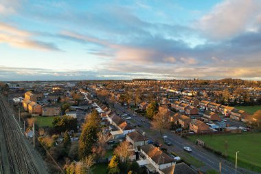 Gün batımında Luton şehrinin hava görüntüsü  
