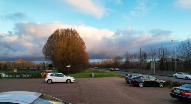 Gün batımında Luton şehrinin hava görüntüsü  