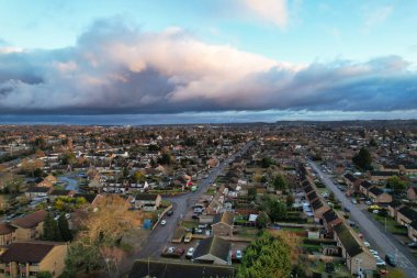 Gün batımında Luton şehrinin hava görüntüsü  