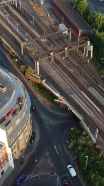 İngiltere 'den geçen raylardaki İngiliz Demiryolları. Drone Kamera Görünümü 