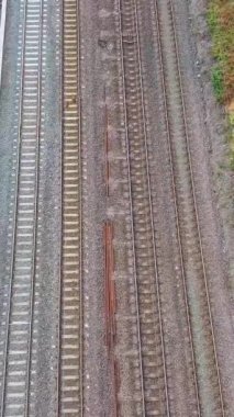 Stewartby Gölü 'nden ve Bedford City' nin kırsal kesiminden geçen tren raylarının hava görüntüleri. Görüntü İHA 'nın Kamerasıyla 23 Nisan 2023' te kaydedildi.