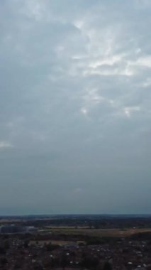 İngiltere 'nin Luton şehrinde yüksek açılı görüntüler, 4K