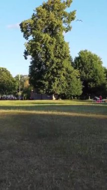 ENGLAND, LUTON TOWN - 04th April 2022: Yerel halk parkındaki çocuk parkının insansız hava aracı görüntüsü 