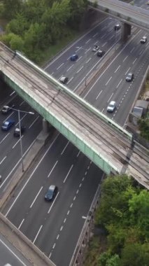 İngiltere 'de İngiliz Karayolları ve Trafik Yüksek Açı Hava Görüntüsü