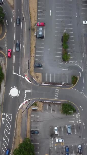 Υψηλής Γωνίας Εναέρια Άποψη Των Βρετανικών Δρόμων Και Της Κυκλοφορίας — Αρχείο Βίντεο