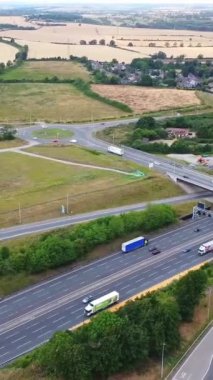 İngiltere 'de İngiliz Karayolları ve Trafik Yüksek Açı Hava Görüntüsü