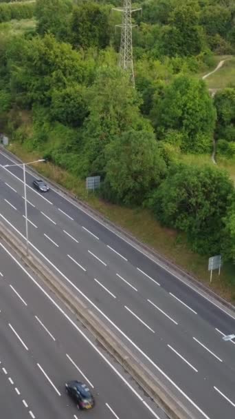 イギリスの道路と交通の高角度空中ビュー — ストック動画