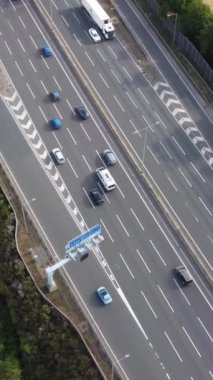 İngiltere 'de İngiliz Karayolları ve Trafik Yüksek Açı Hava Görüntüsü