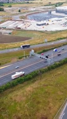 İngiltere 'de İngiliz Karayolları ve Trafik Yüksek Açı Hava Görüntüsü
