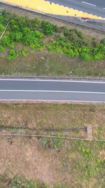 İngiltere 'de İngiliz Karayolları ve Trafik Yüksek Açı Hava Görüntüsü