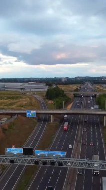 İngiltere 'de İngiliz Karayolları ve Trafik Yüksek Açı Hava Görüntüsü