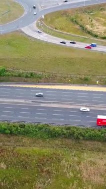 İngiltere 'de İngiliz Karayolları ve Trafik Yüksek Açı Hava Görüntüsü
