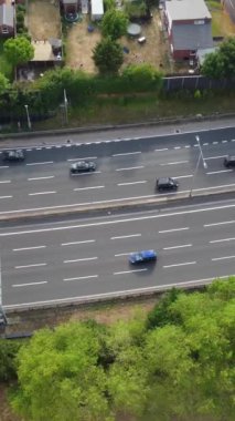 İngiltere 'de İngiliz Karayolları ve Trafik Yüksek Açı Hava Görüntüsü