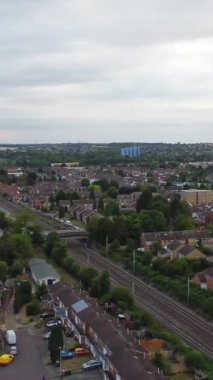 Dolu Bulutlar Günü 'nde Tren İstasyonu ve Luton Şehri' nin Hava Görüntüleri