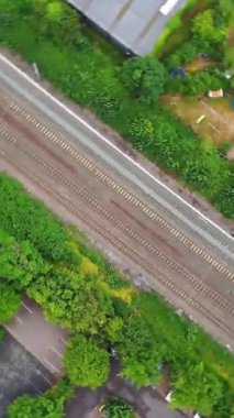 Dolu Bulutlar Günü 'nde Tren İstasyonu ve Luton Şehri' nin Hava Görüntüleri