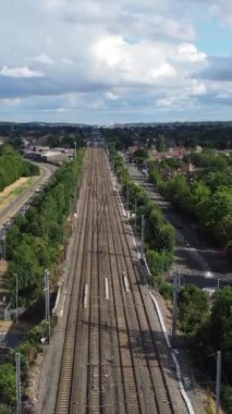 Dolu Bulutlar Günü 'nde Tren İstasyonu ve Luton Şehri' nin Hava Görüntüleri