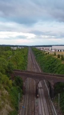 Dolu Bulutlar Günü 'nde Tren İstasyonu ve Luton Şehri' nin Hava Görüntüleri