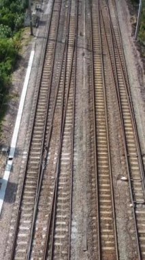 Dolu Bulutlar Günü 'nde Tren İstasyonu ve Luton Şehri' nin Hava Görüntüleri