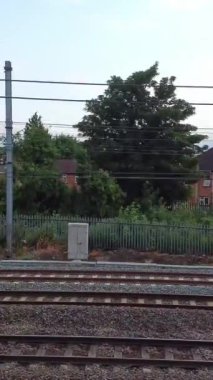 Dolu Bulutlar Günü 'nde Tren İstasyonu ve Luton Şehri' nin Hava Görüntüleri