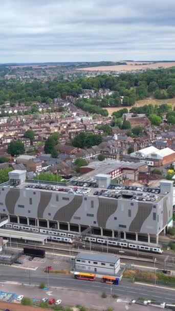 Luftaufnahmen Vom Bahnhof Und Der Englischen Stadt Luton Einem Wolkenlosen — Stockvideo