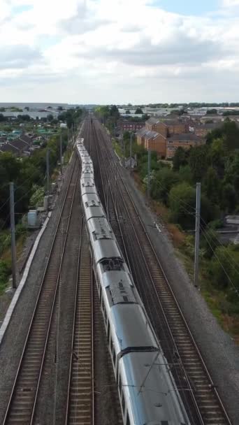 英国铁路车站及卢顿市在全云天的航拍 — 图库视频影像