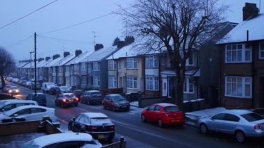 İngiltere, İngiltere, LUTON - 9 Mart 2023: Kar düştükten sonra İngiltere 'nin Luton şehrinin güzel manzarası. Görüntü İHA 'nın Kamerasıyla çekildi