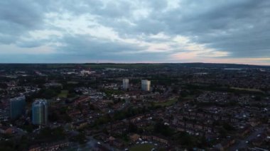 Gün batımında Luton Şehri ve Leagrave İstasyonunun En İyi Hava Görüntüsü 
