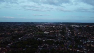 Gün batımında Luton Şehri ve Leagrave İstasyonunun En İyi Hava Görüntüsü 