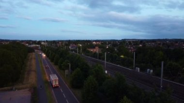 Gün batımında Luton Şehri ve Leagrave İstasyonunun En İyi Hava Görüntüsü 
